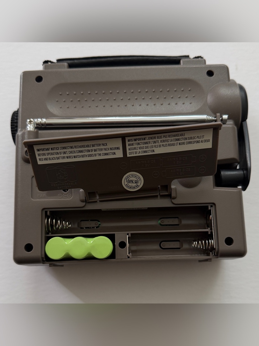 Grundig FR 200 AM/FM Emergency Survival Radio Short Wave Light Hand Crank - Picture 3 of 7